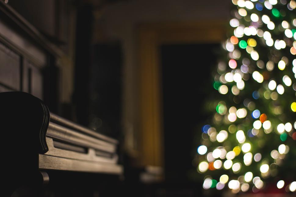 Free Image of Blurred view of Christmas tree with decorations 