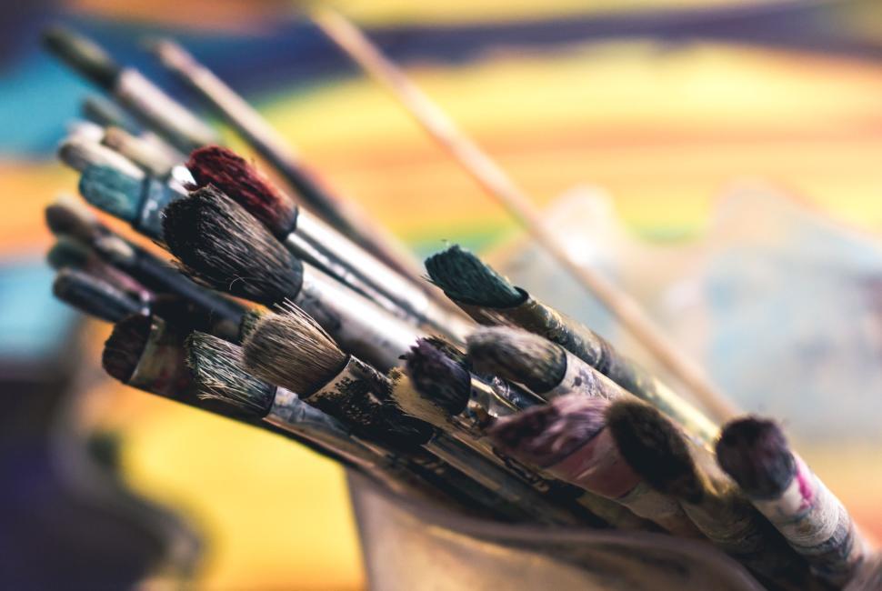 Free Image of Collection of paintbrushes with colorful tips in holder 