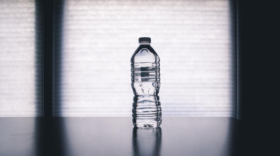 Free Image of Minimalistic photo of a bottle against a bright background. 