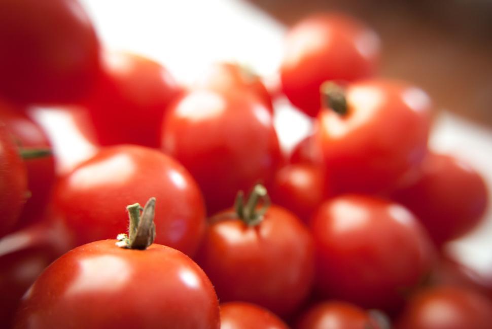 Free Image of Close-up photo of ripe red cherry tomatoes with green stems 