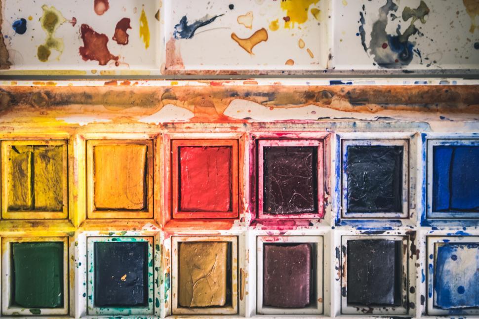 Free Image of Artist paint palette with vibrant colors and paint splashes. 