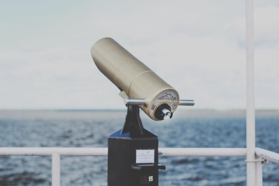 Free Image of Binocular viewer overlooking water and horizon 