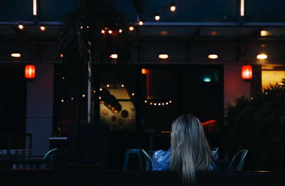 Free Image of Evening outdoor seating with fairy lights and decor. 