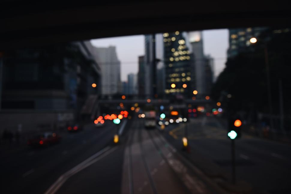 Free Image of Blurred cityscape in the evening with lights and vehicles 