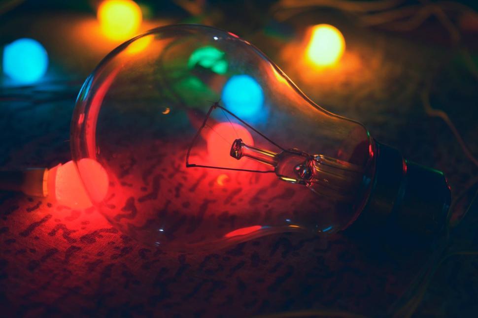 Free Image of Close-up of light bulb with colorful bokeh lights. 