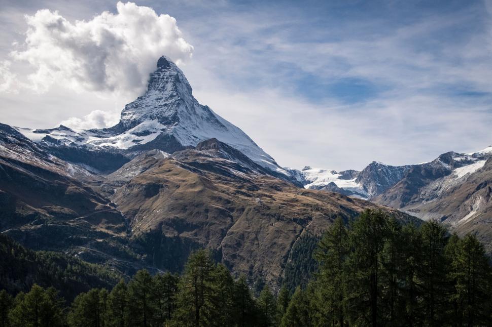 Free Image of A stunning mountain peak with snow under blue sky 