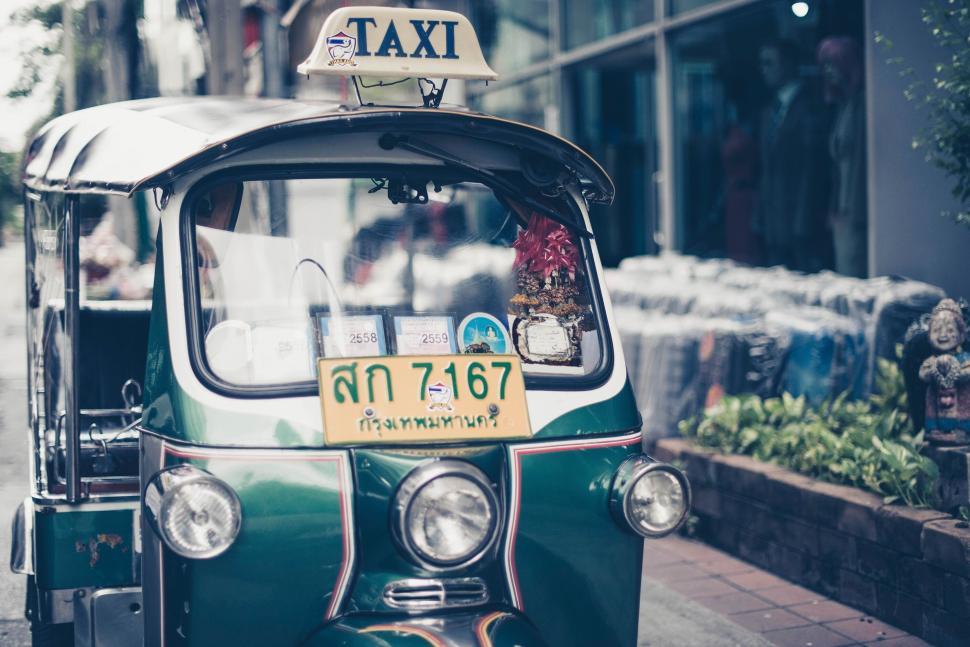 Free Image of Traditional green taxi tuk-tuk on a busy street 