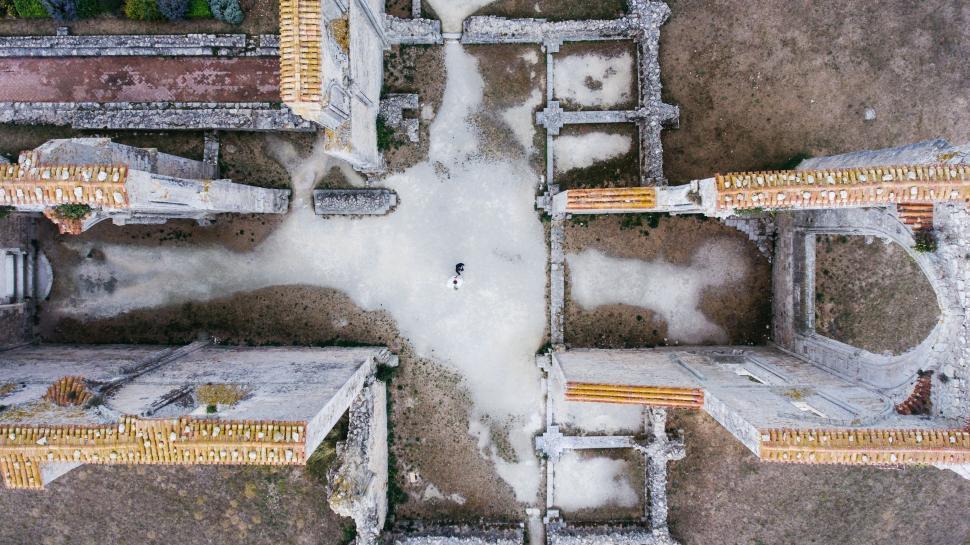 Free Image of Aerial view of ancient ruins surrounded by nature 
