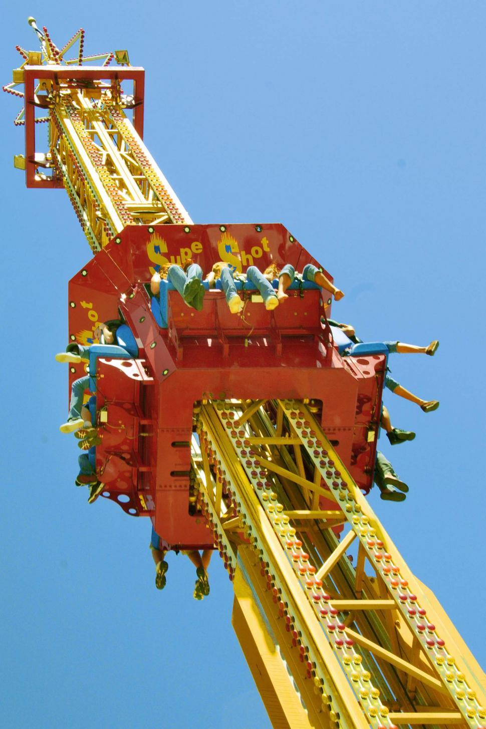 Free Image of Carnival ride tower 