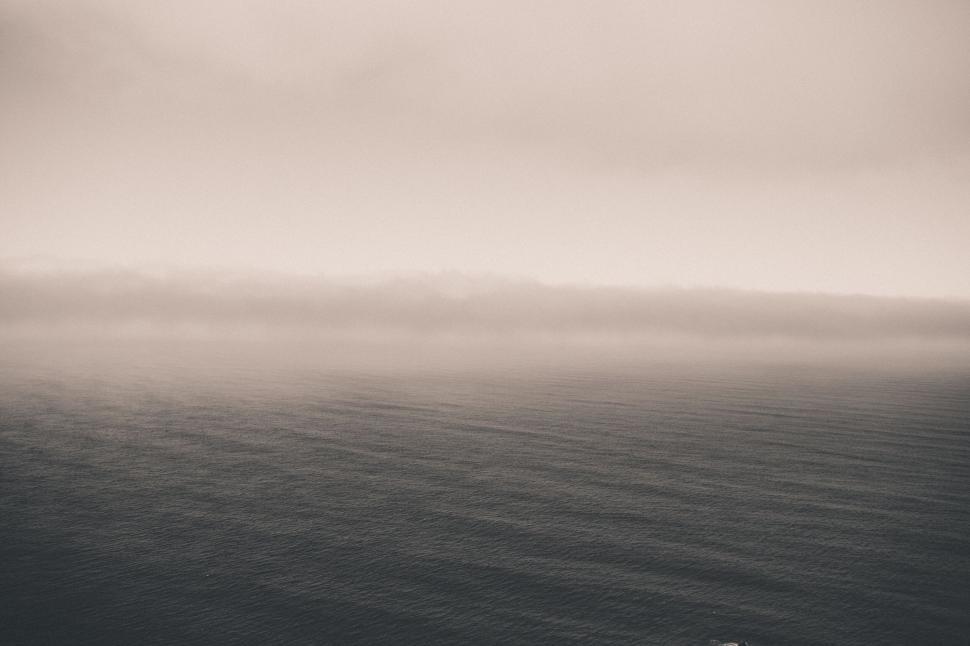 Free Image of Monochrome ocean view with a distant cloudy horizon 