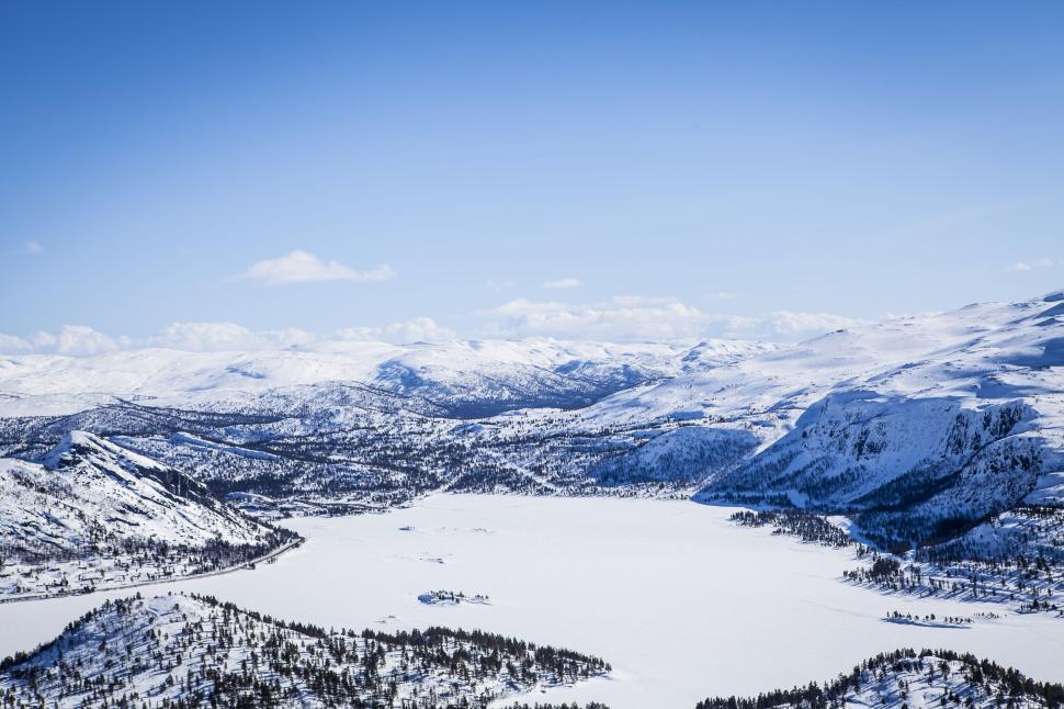 Free Image of Snow-covered mountainous landscape under blue sky. 