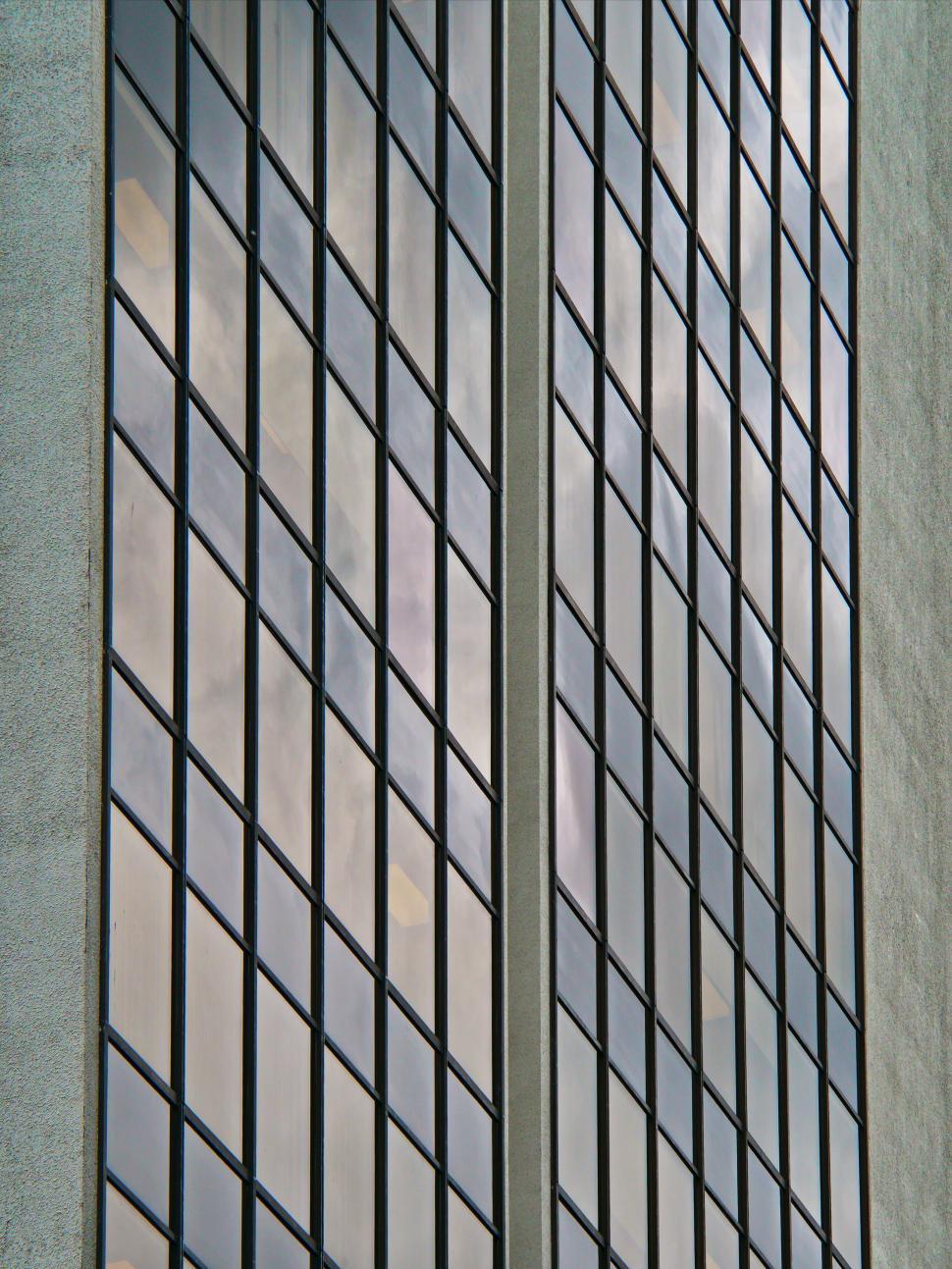 Free Image of Reflective windows patterned on a high-rise building, gray 