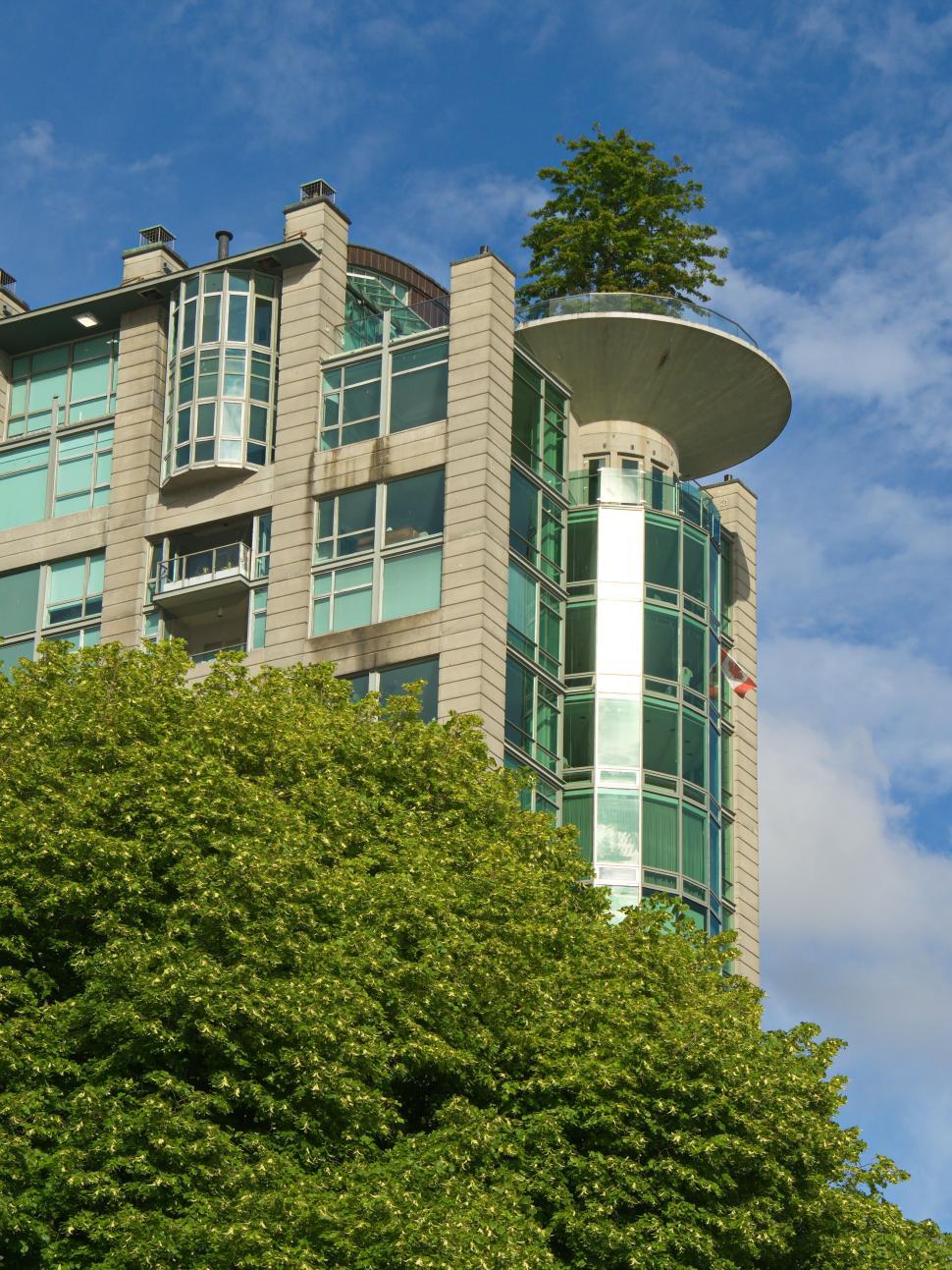 Free Image of Green rooftop garden atop a modern high-rise building 