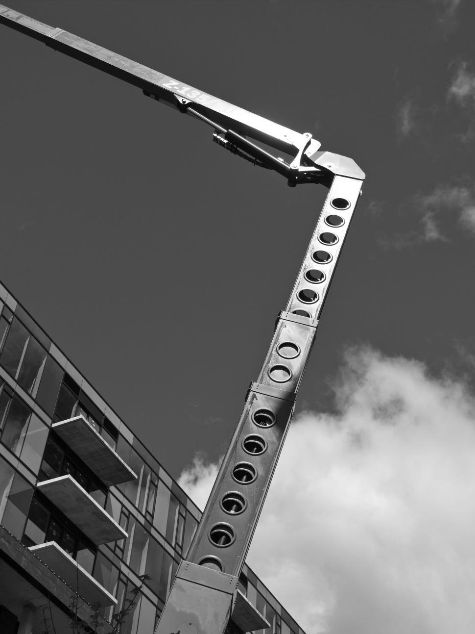 Free Image of Construction crane over modern building under blue skies 