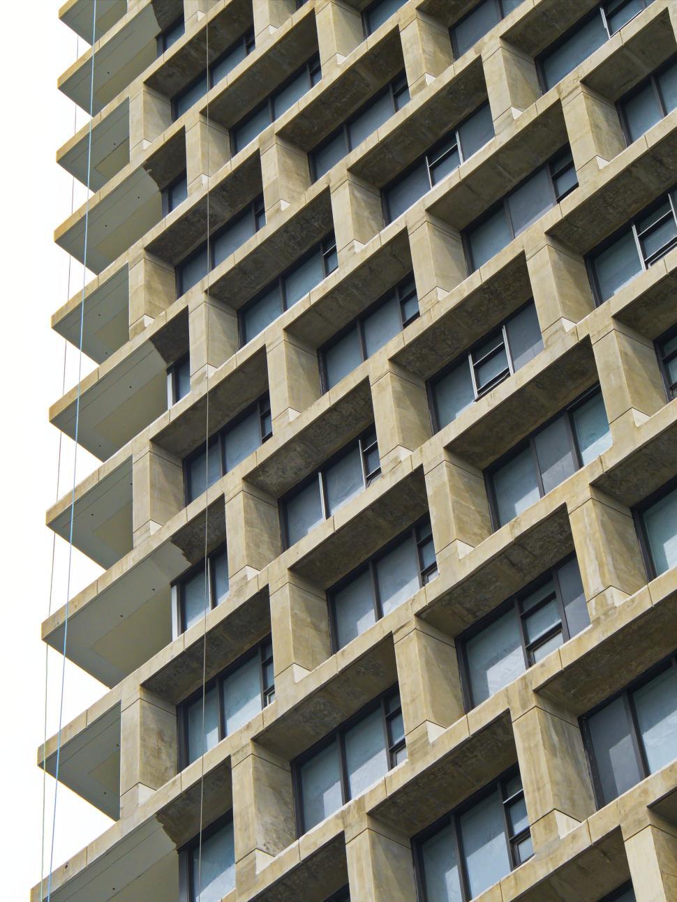 Free Image of Concrete high-rise building with grid pattern design 
