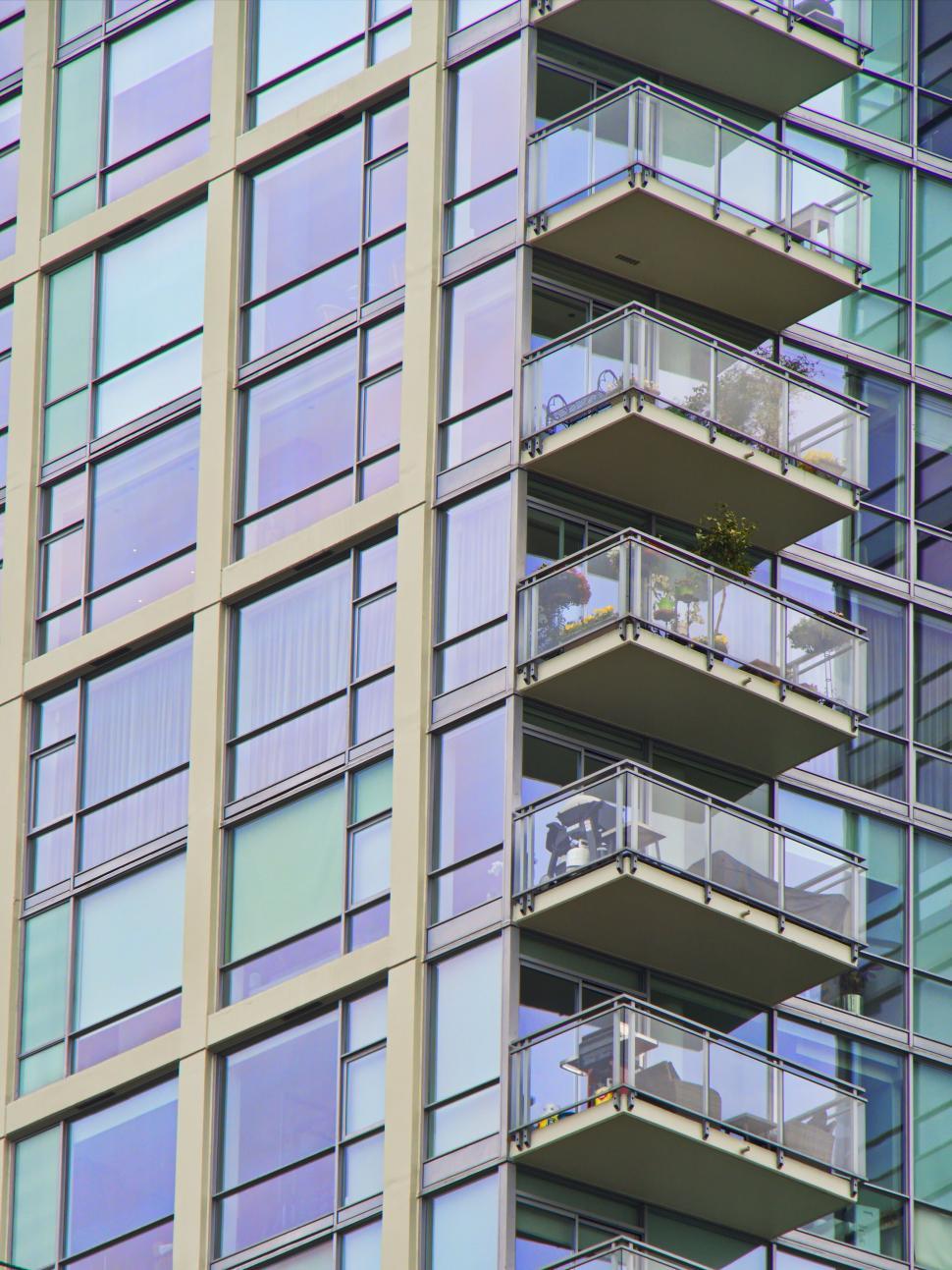 Free Image of Modern high-rise building with glass balconies. 
