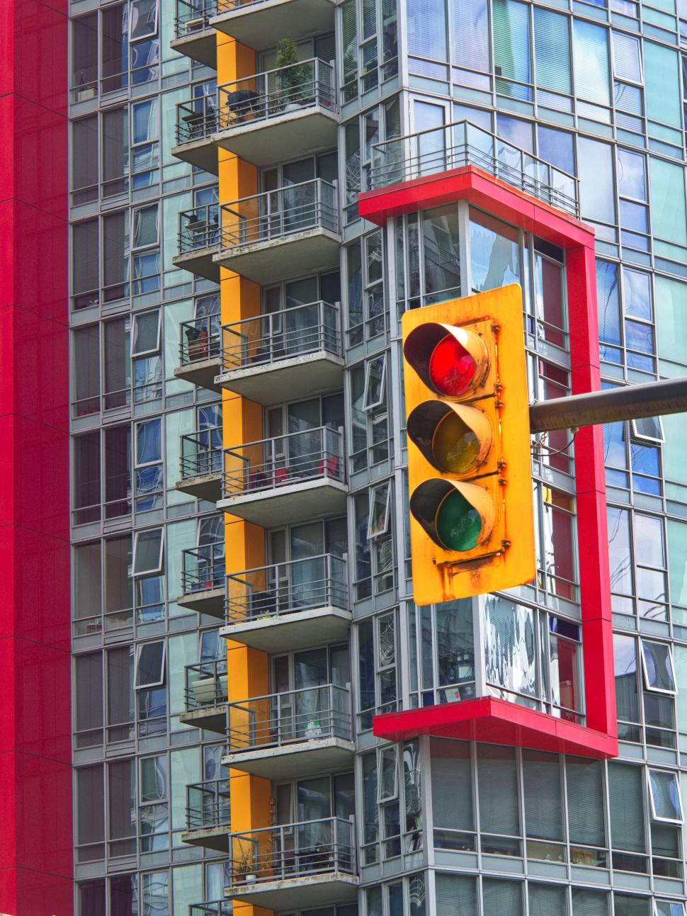 Free Image of Colorful condominium with traffic light in foreground 