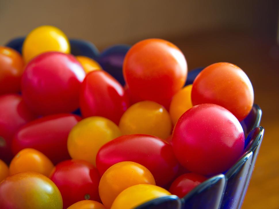 Free Image of Bowl filled with vibrant cherry tomatoes of various colors. 