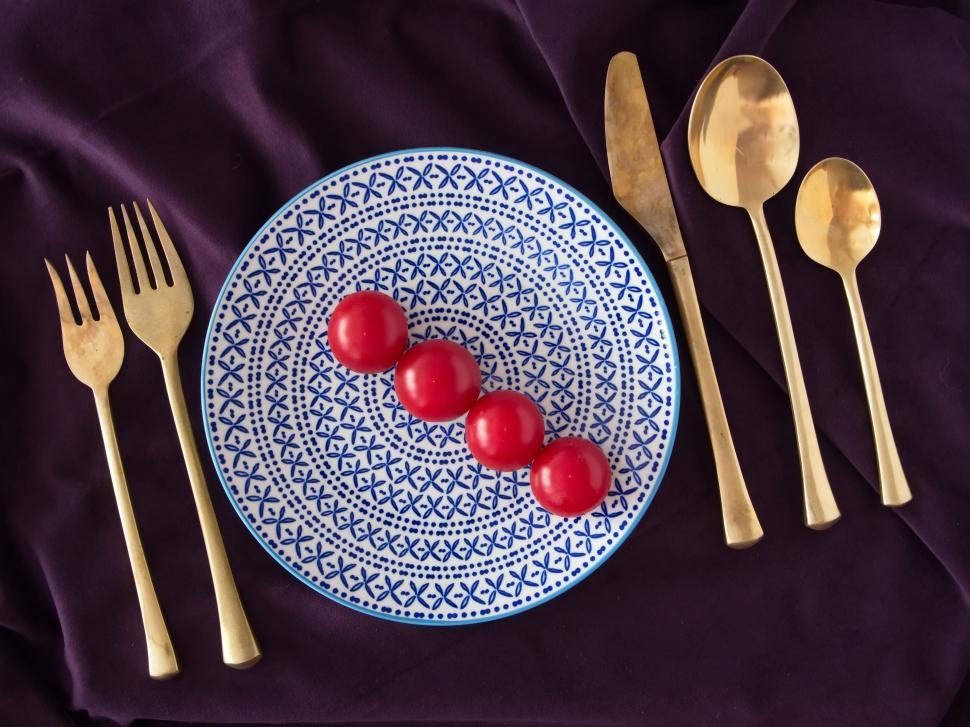 Free Image of Blue and white plate with red cherry tomatoes close-up 