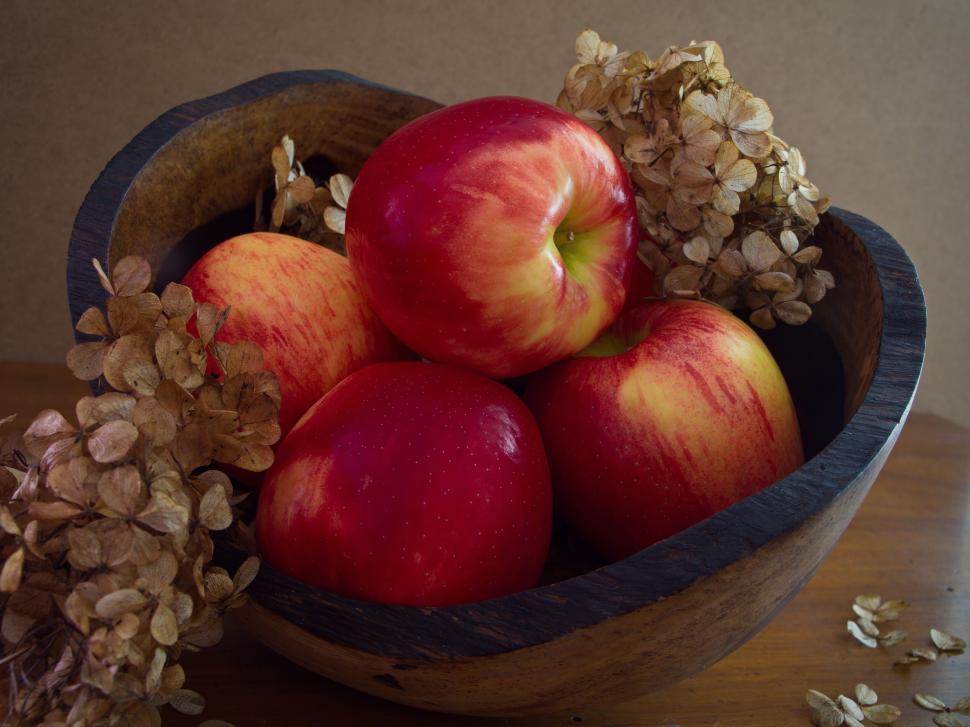 Free Image of Wooden bowl filled with fresh apples and dried flowers. 