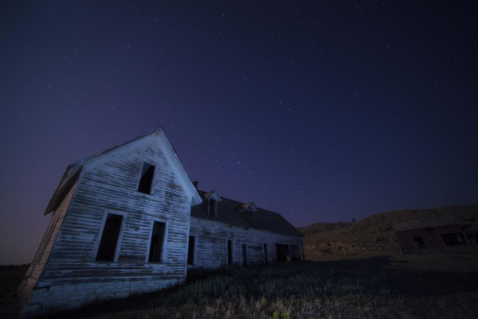 Free Image of Abandoned farmhouse under a starry rural night sky. 