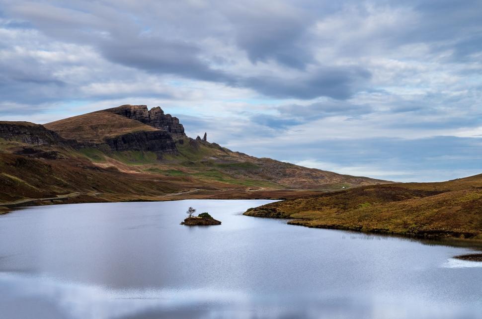 Free Image of Serene lake under clear skies and mountain landscape 