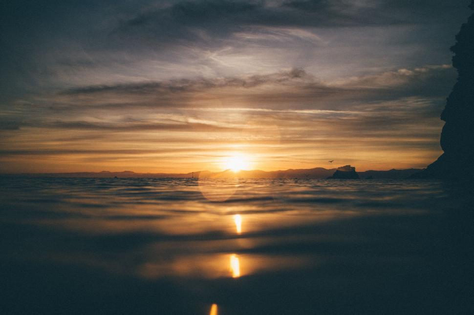 Free Image of Spectacular ocean sunset with reflections on water 