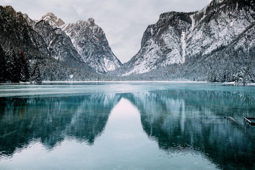 Free Image of Serene mountain lake with snowy peaks and reflections. 