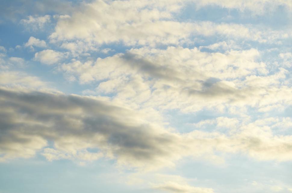 Free Image of Scattered clouds in a blue sky create a serene view 