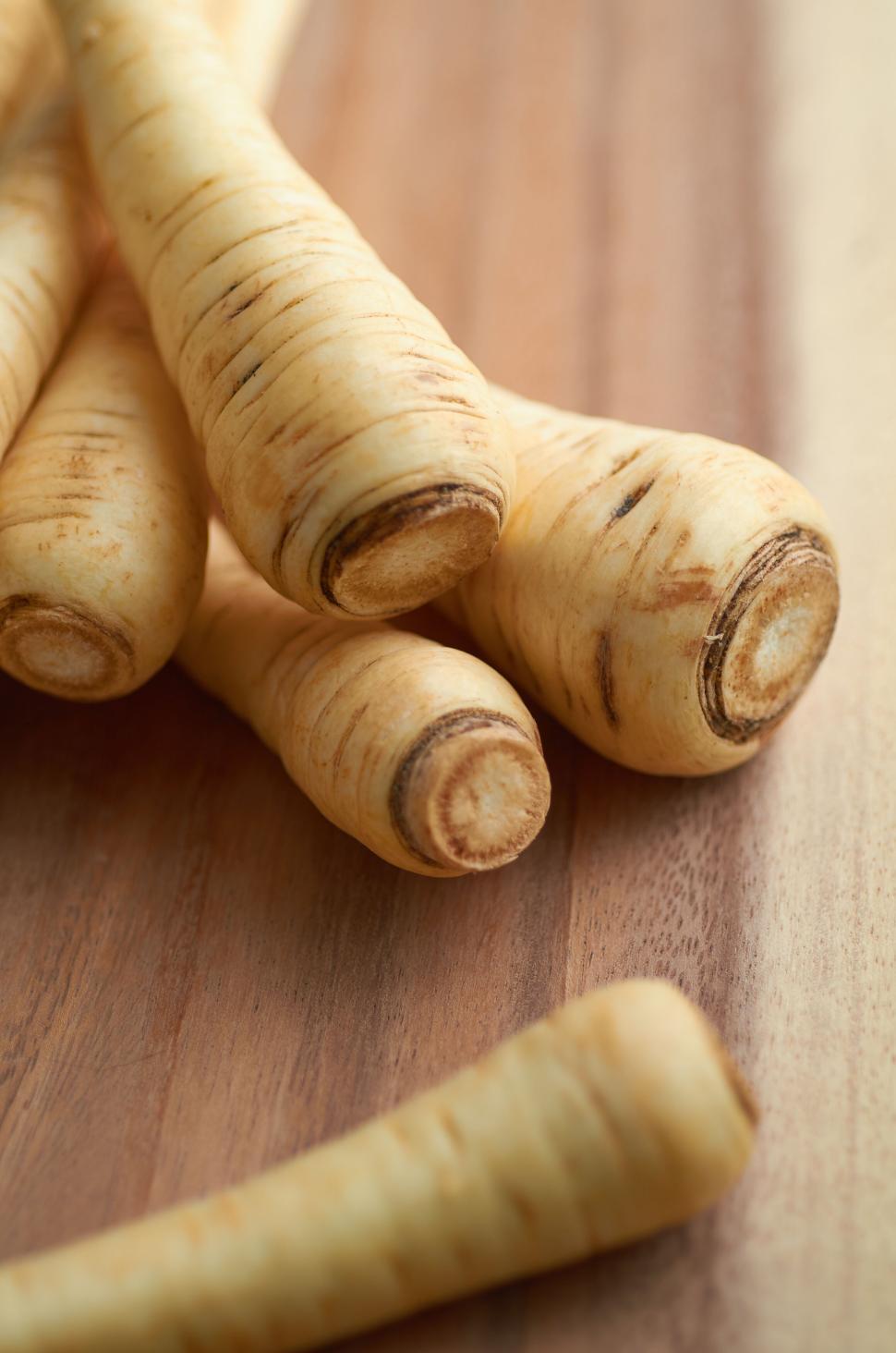 Free Image of Close-up of fresh parsnips on a wooden surface arranged. 