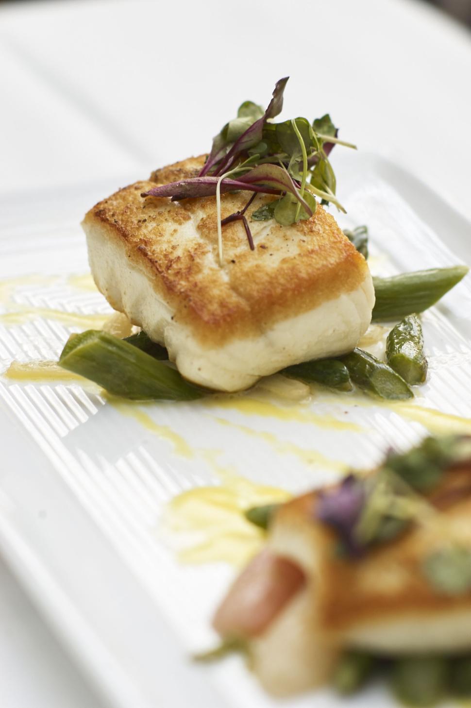 Free Image of Grilled fish fillet served with asparagus and greens 