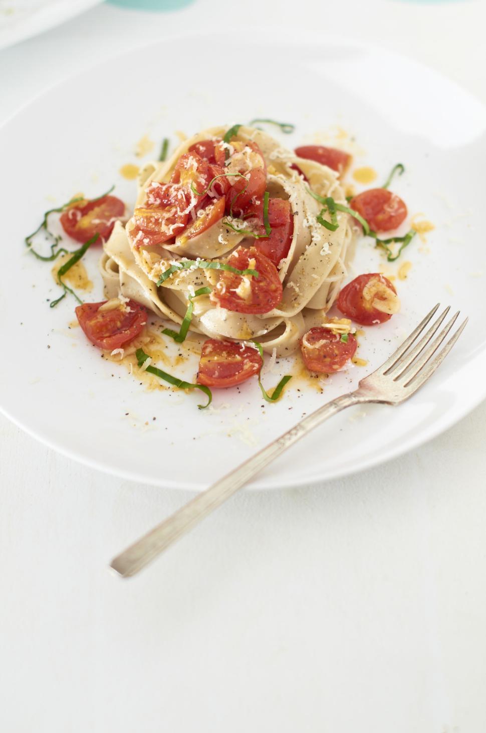 Free Image of Plate of pasta with fresh tomatoes and garnishments 