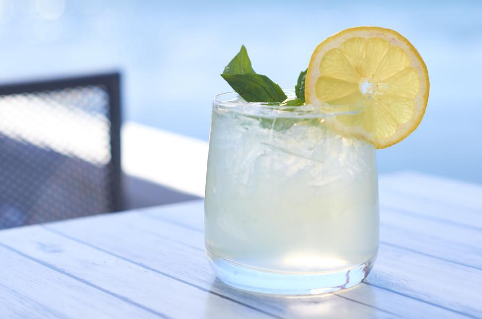 Free Image of Refreshing drink with lemon slice on outdoor table 