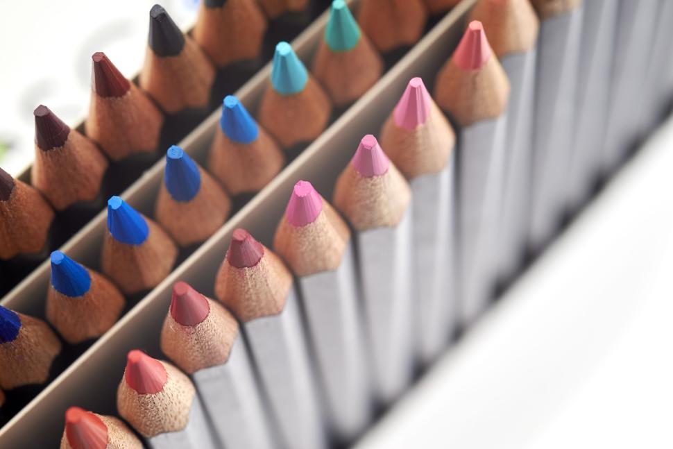 Free Image of Colorful pencils lined up in a row ready for use 