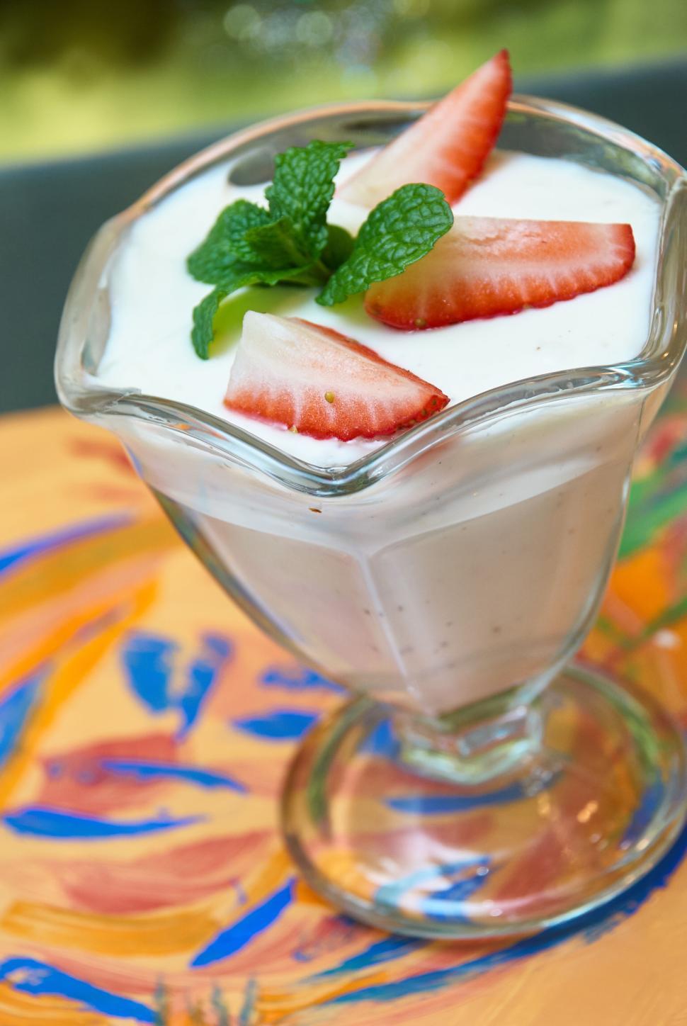 Free Image of Strawberry yogurt dessert in a glass cup 