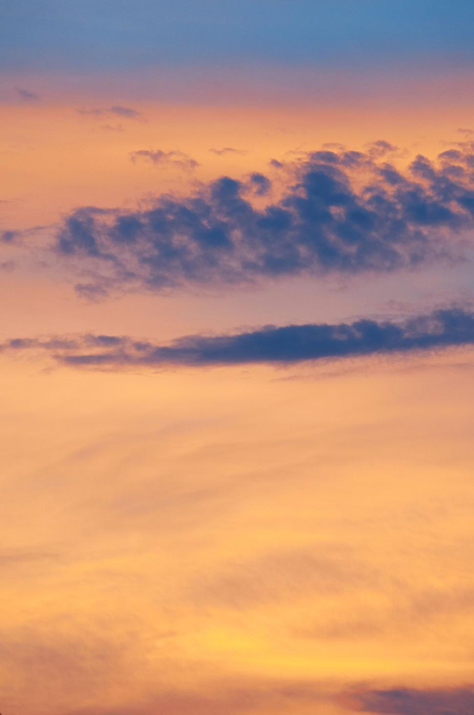 Free Image of Serene sunset with colorful sky and scattered clouds 