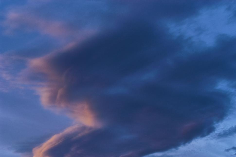 Free Image of Blue and pink clouds during twilight hour 