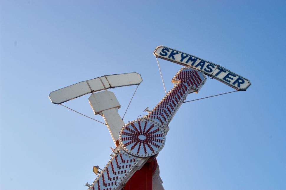 Free Image of Carnival ride ‘Skymaster’ with bright lights in sky 