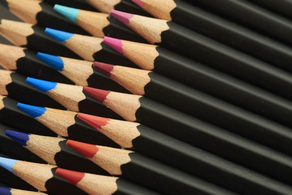 Free Image of Vibrant colored pencils arranged neatly in lines 