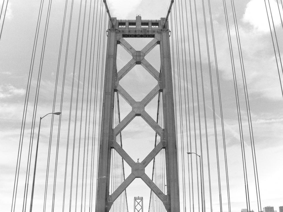 Free Image of Iconic suspension bridge structure in monochrome tones 