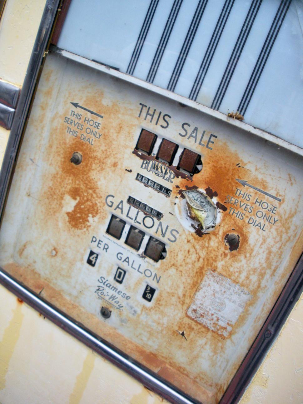 Free Image of Close-up of vintage rusted gasoline pump meter display 