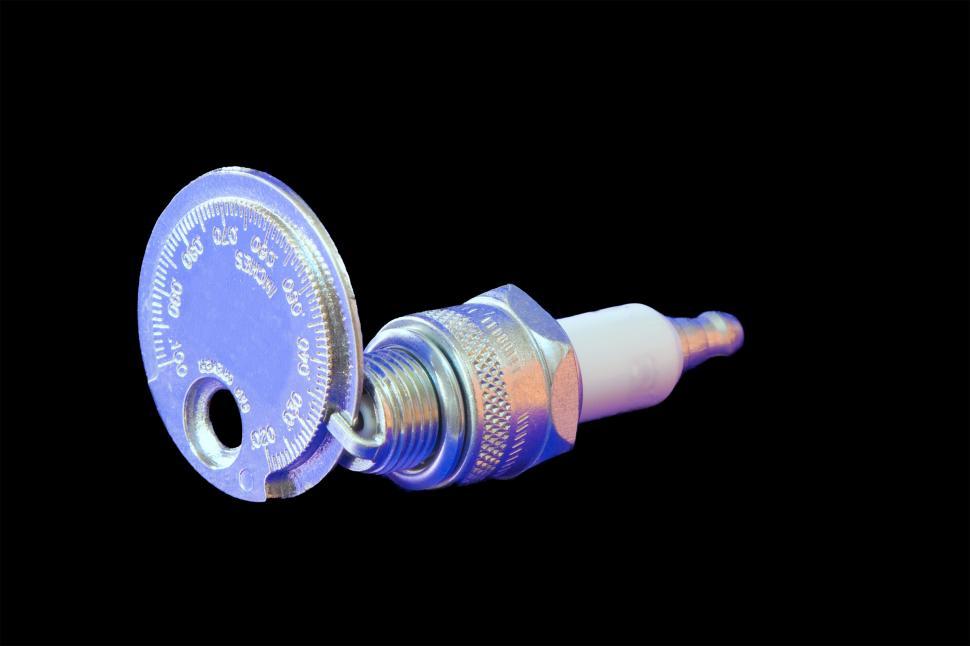 Free Image of Spark Plug 
