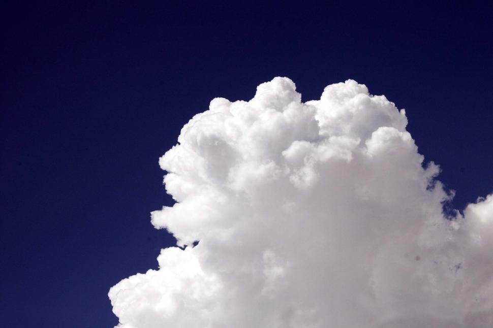 Free Image of Fluffy cloud. 