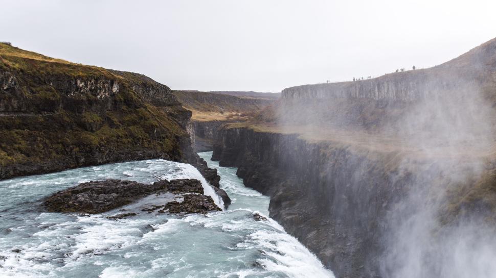 Free Image of Scenic view of a powerful river flowing through canyons. 