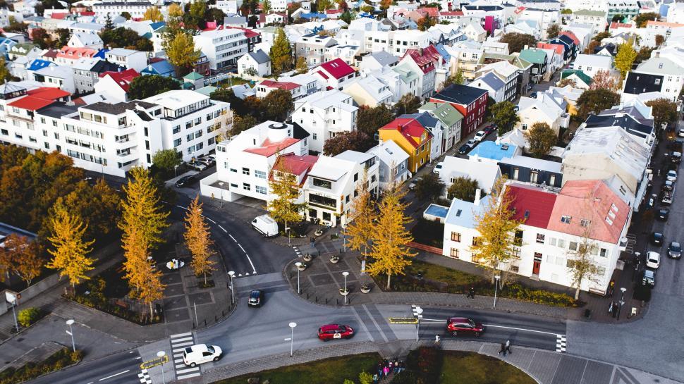 Free Image of Colorful aerial view of a vibrant residential neighborhood. 