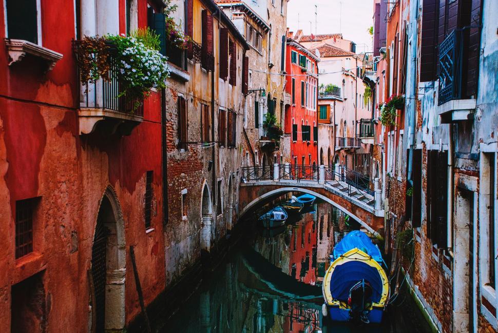 Free Image of Picturesque narrow canal in Venice with colorful buildings 