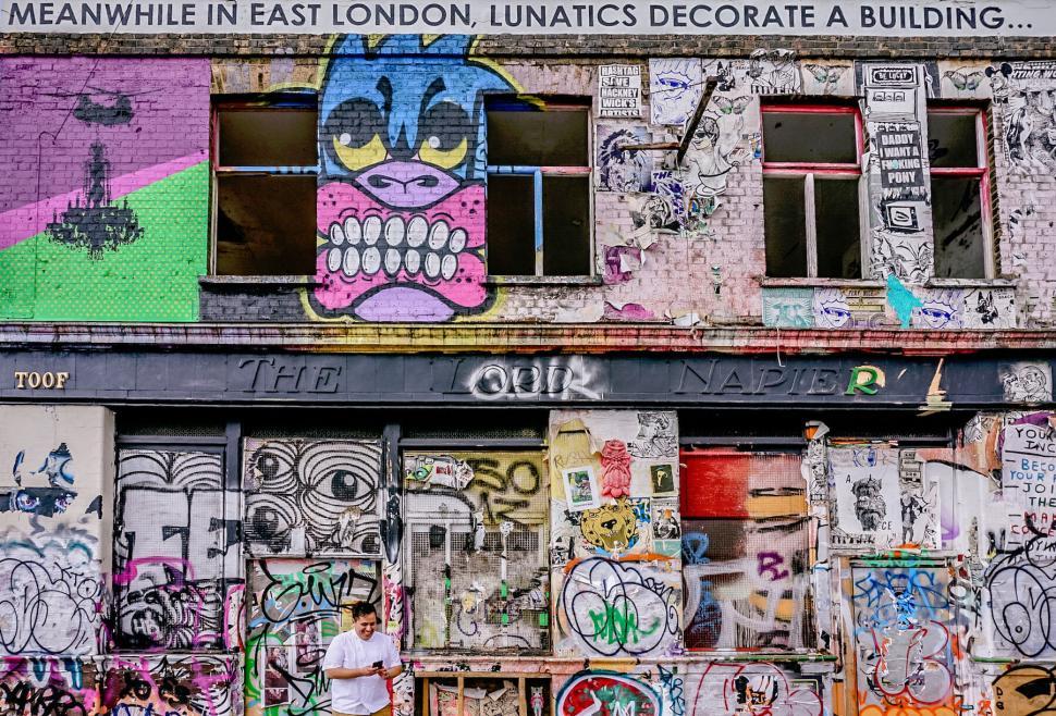 Free Image of East London building decorated with colorful graffiti art 