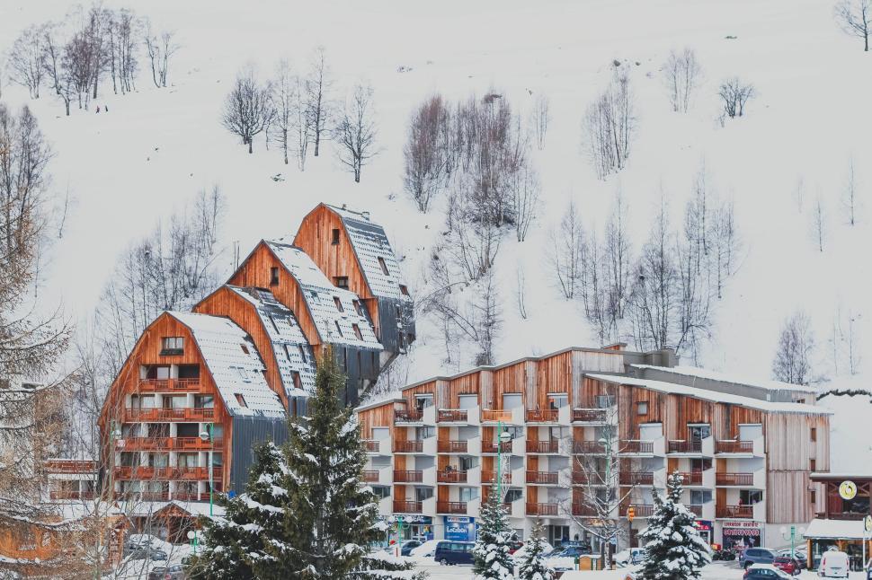 Free Image of Snow-covered mountain village with charming wooden buildings 