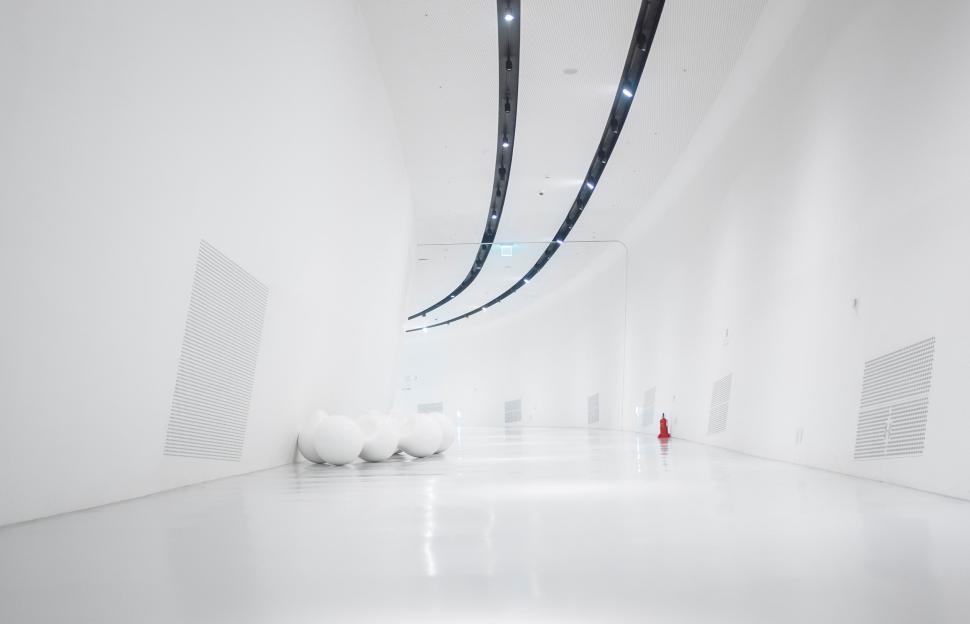 Free Image of Futuristic white corridor with abstract curved design. 