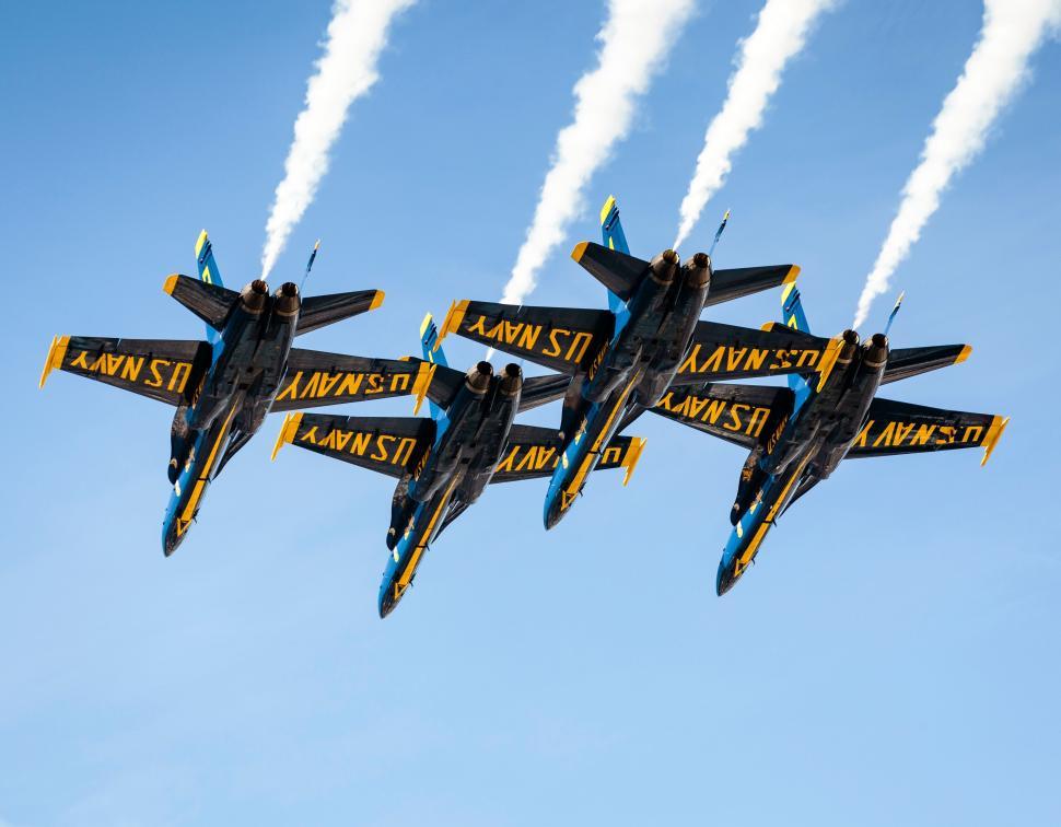 Free Image of Five Navy jets performing synchronized air show maneuvers. 